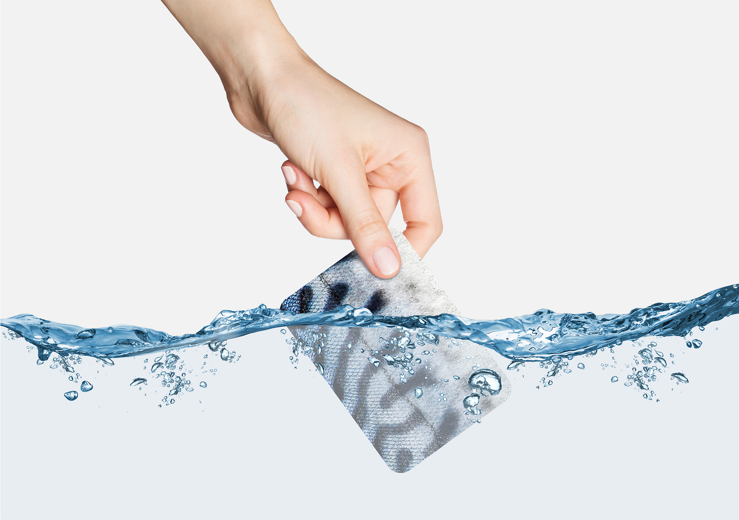 カードゲーム さかなかるたは水の中でも遊べます