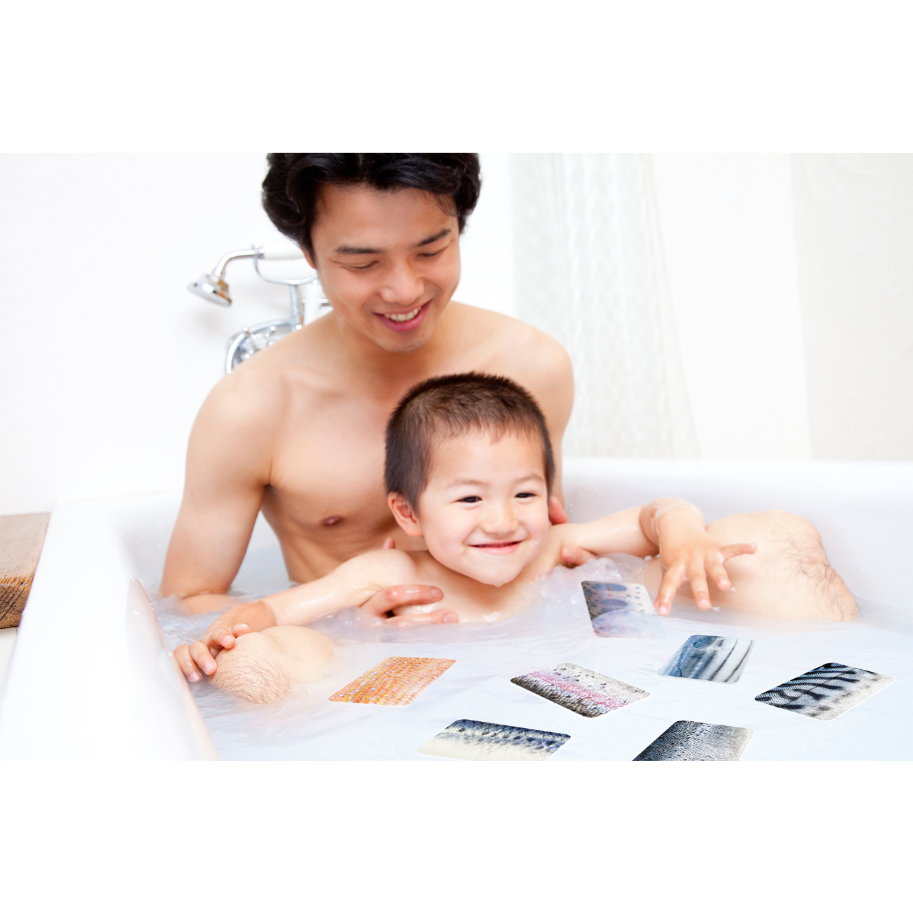さかなかるたは水の中でも遊べるので、お風呂に浮かべて遊ぶこともできます